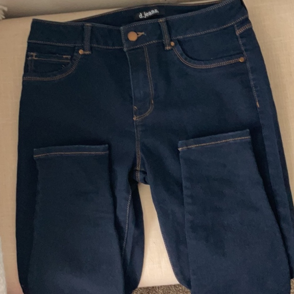 Women’s size 8 dark wash jegging.